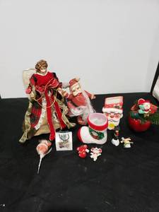 lot 2730 image: lot of Christmas decor