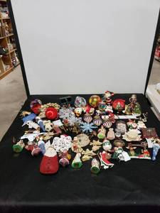 lot 2731 image: lot of ornaments