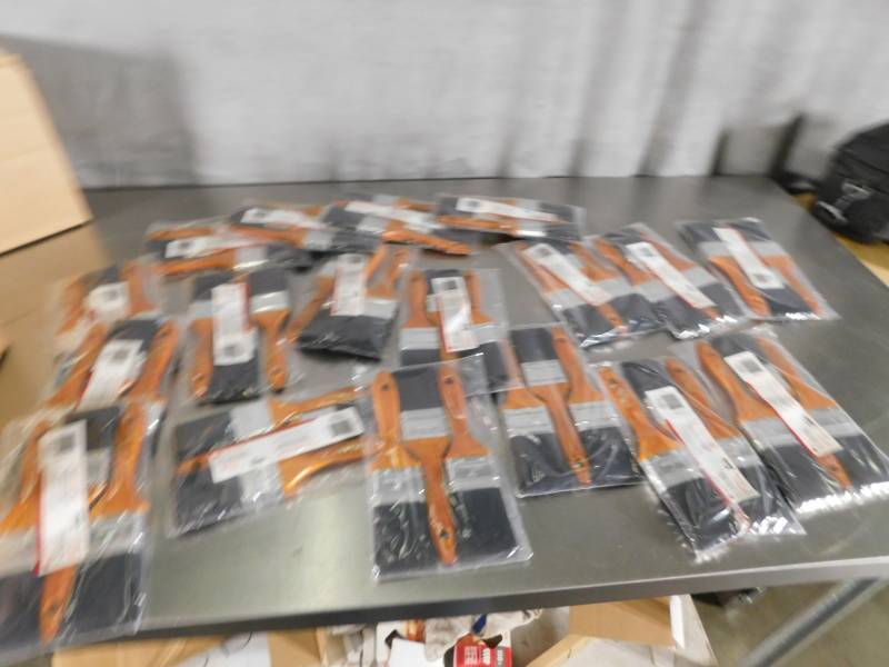 lot 3700 image: Large Lot of Desgners Touch Standard 2 Pant Brushes