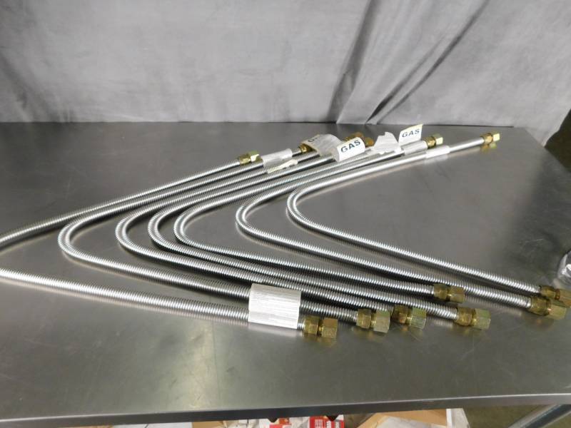 lot 3747 image: Lot of Gas Connectors