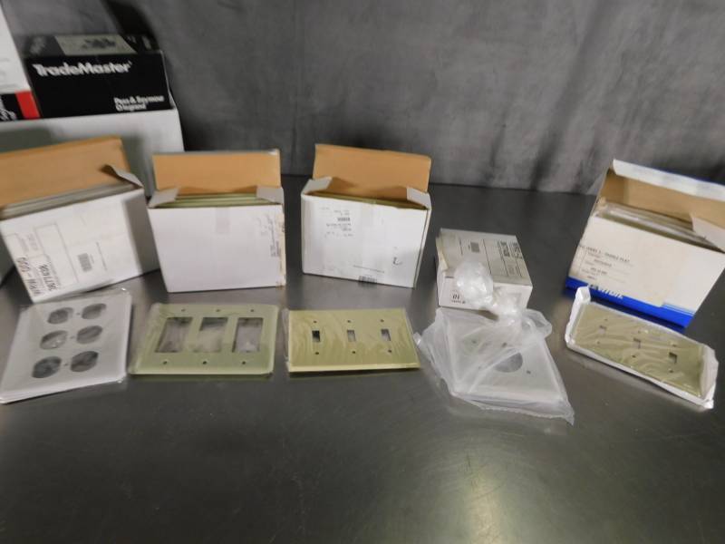 lot 3782 image: Lot of Wall Plate Covers