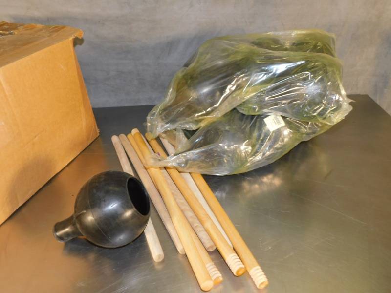 lot 3535 image: Lot of Lodging Star Plungers