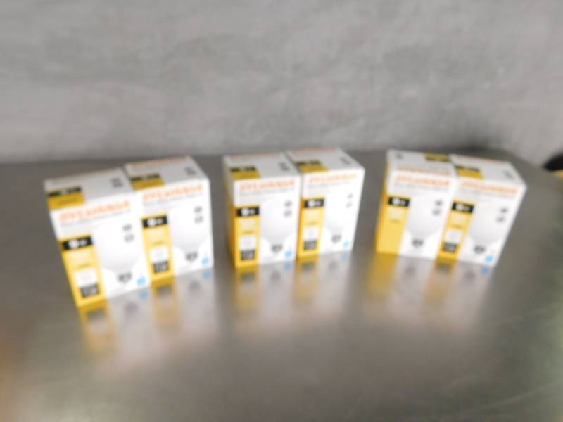 lot 3858 image: Lot of Sylvania Deluxe Globe Light Bulbs