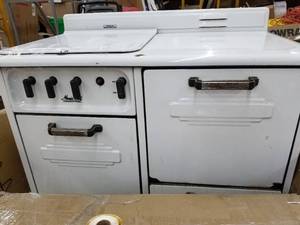 lot 16 image: Vintage Magic Chef (Gas) Stove Oven Local
