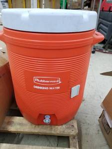 lot 20 image: Rubbermaid Drinking Cooler
