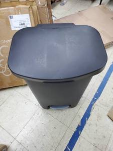 lot 73 image: Glad trash Can