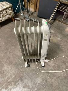 lot 6476 image: working electric heater