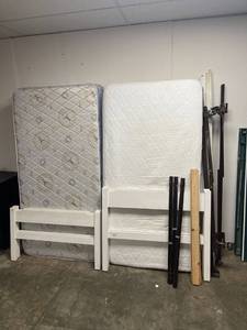 lot 6478 image: twin beds clean mattress