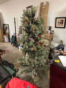 lot 6658 image: 5 foot Christmas tree with bag
