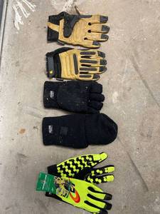 lot 6709 image: 3 pair of gloves