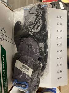 lot 6725 image: 2 new pr gloves