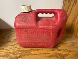 lot 6759 image: 1 gallon gas can