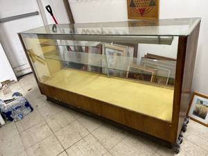 lot 6812 image: vintage display case