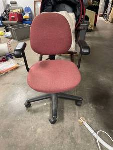 lot 6818 image: red office chair