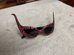 lot 6909 image: sunglasses