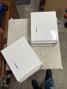 lot 6916 image: 2 paper towel dispensers