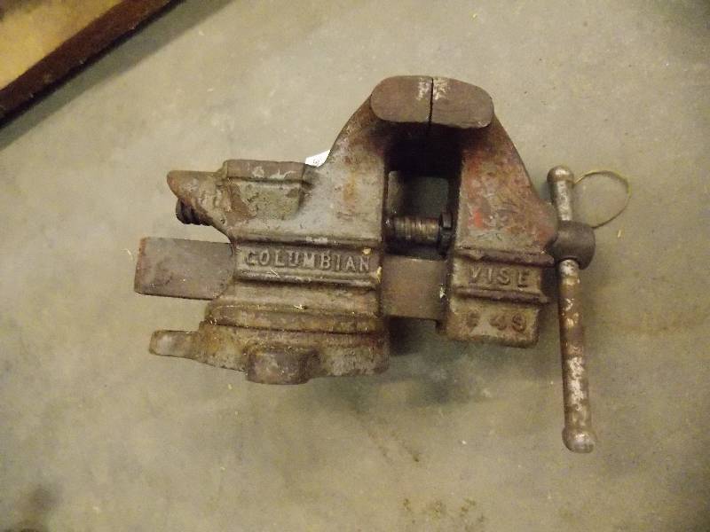 lot 4067 image: 3 Columbian Bench Vise w rotating base