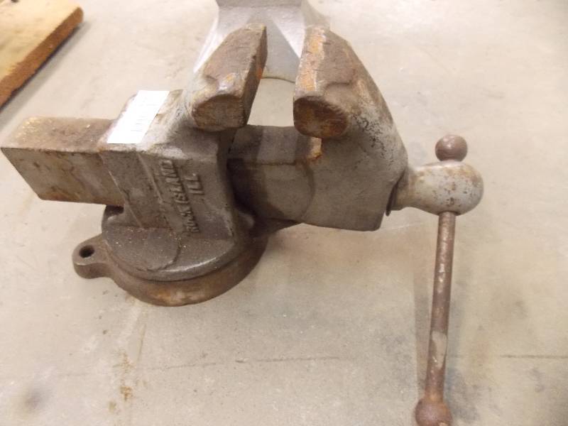 lot 4068 image: 3 12 Rock Island Bench Vise w rotating base