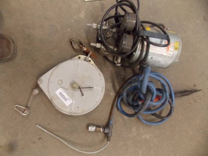 lot 4077 image: Vacuum Pump, Retractable tool Lanyard and plastic welder