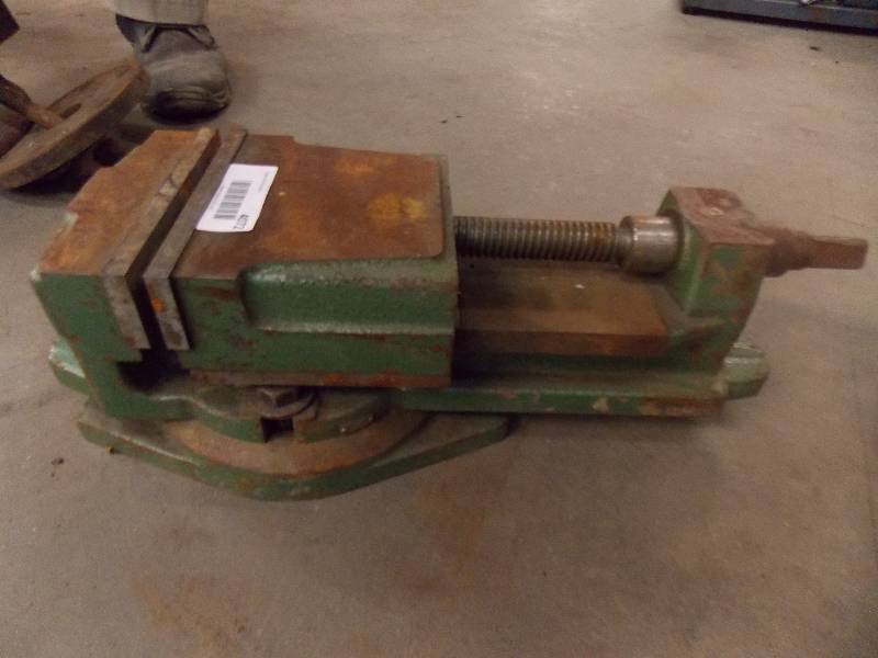 lot 4072 image: Large 6 Machinist Vise with rotating base