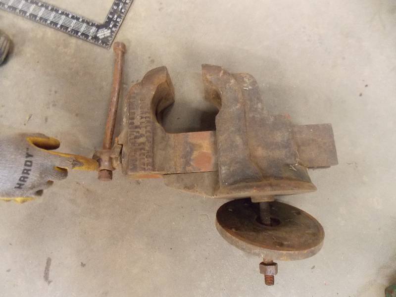lot 4069 image: 4 Peerless NO 2 Bench Vise w rotating base