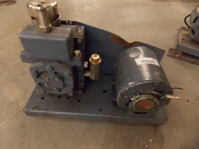 lot 4098 image: Welch Duo-Seal Vacuum Pump Model 1400 Tested Runs and Operates