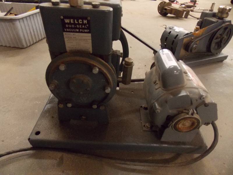 lot 4099 image: Welch Duo-Seal Vacuum Pump Model 1405   Tested Runs and Operates