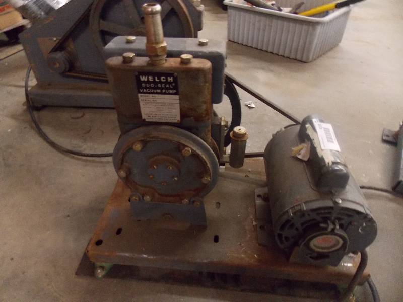 lot 4100 image: Welch Duo-Seal Vacuum Pump Model 1405 Tested Runs and Operates