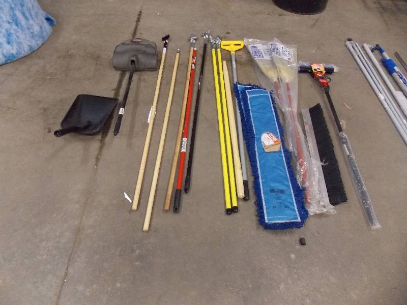 lot 144 image: Lot of Handles Goods