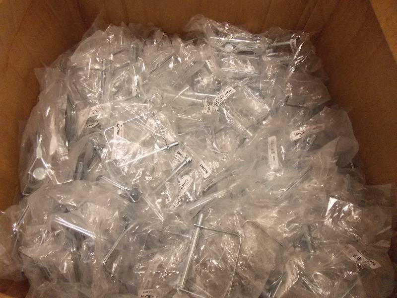 lot 4143 image: Large Lot of Retaining Pins