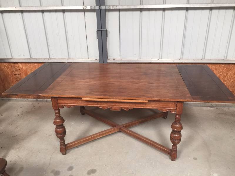 lot 4147 image: Dining Room Table