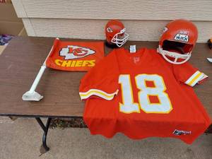 lot 5579 image: KC Chiefs decor and jersey