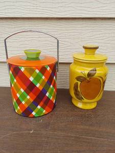 lot 5600 image: ice bucket and cookie jar