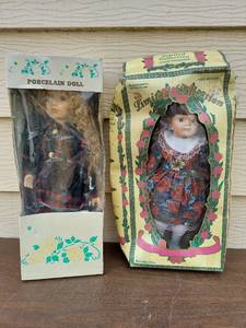 lot 5604 image: 2 dolls