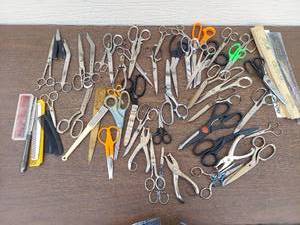 lot 5609 image: assorted Scissors, rulers