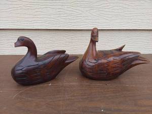 lot 5700 image: wood ducks decor- 1 has Broken beak