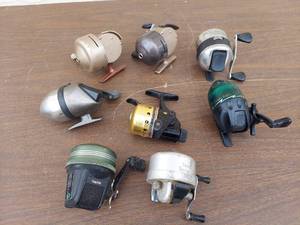lot 5729 image: 8 fishing reels