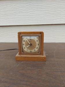 lot 5798 image: Telechron clock