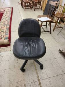 lot 4571 image: black office chair