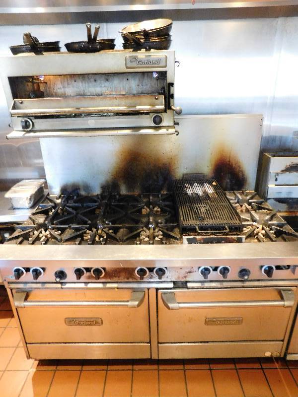 lot 1391 image: Garland 10 Burner Range w 36 Salamander
