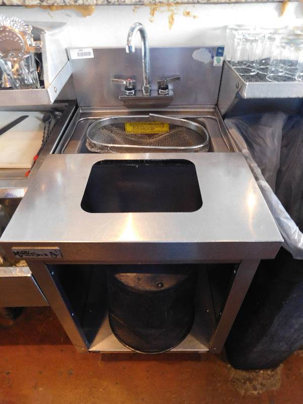 lot 1403 image: Free Standing Hand Sink