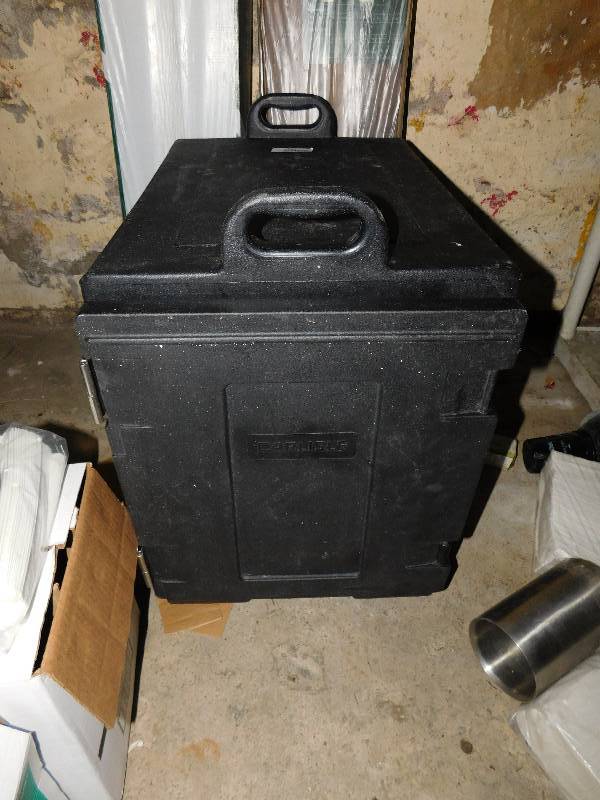 lot 1466 image: Insulated Food Carrier