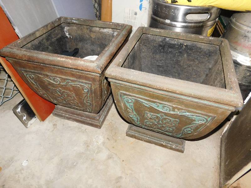 lot 1474 image: (2)Planters