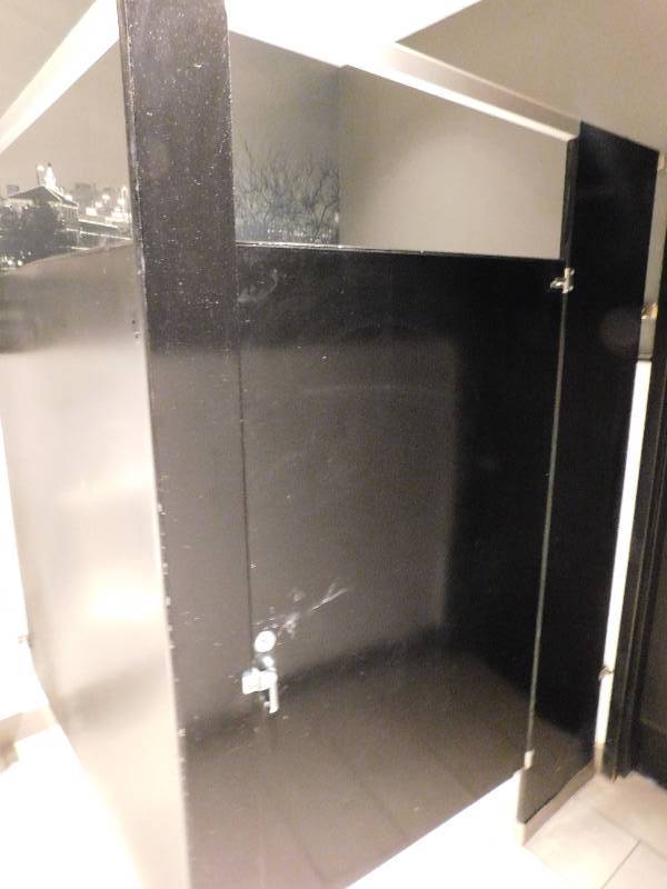 lot 1492 image: Bathroom Partition