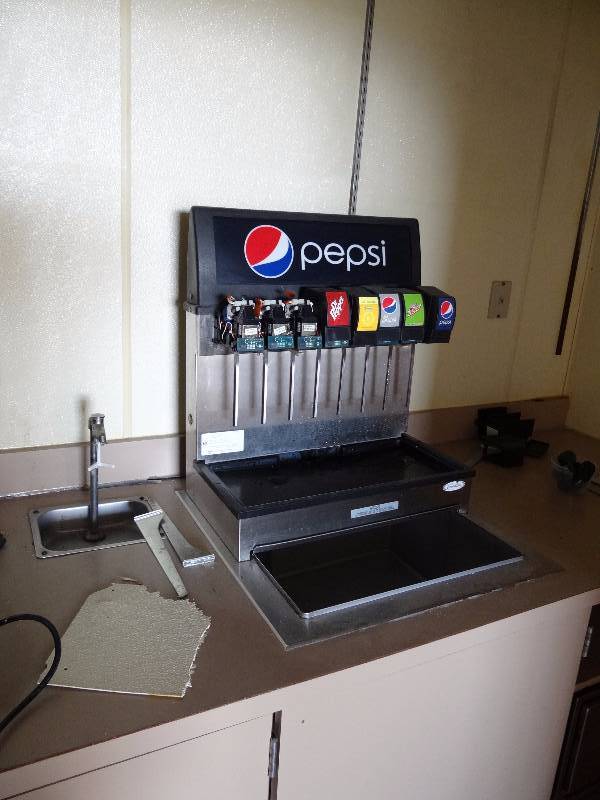 lot 2630 image: Cornelius (8) Select Beverage Dispenser And Ice Well