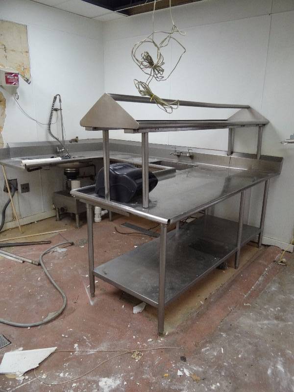 lot 2633 image: Fully Stainless Dirty Side U-Shaped Dish Washing Area With Solids Disposal Trap