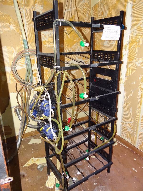 lot 2642 image: Sureflo (5) Pump Bag and Box Rack