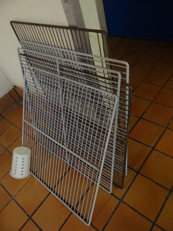 lot 2660 image: Lot of Wire Metal Shelving