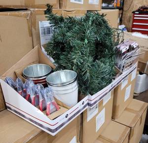 lot 1209 image: Holiday Decorating Kit