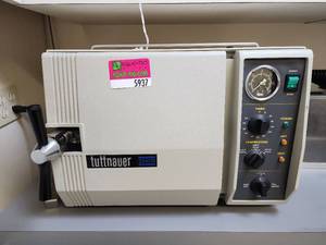lot 5937 image: Tuttnauer 2540M Table Autoclave